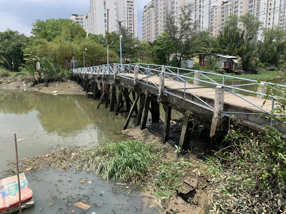 Cây cầu cũ xuống cấp, không đảm bảo đi lại. Ảnh: ANH HÀO