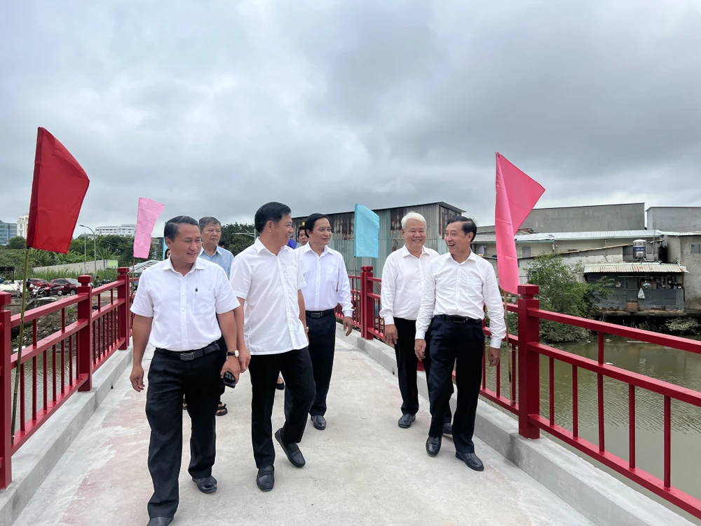 Lãnh đạo quận 7 cùng đại diện Sở GTVT TP.HCM tham quan cầu mới sau khi hoàn thành. Ảnh: ĐT