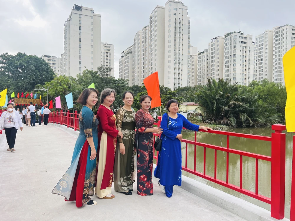 Cầu hẻm 525 Lê Văn Lương, phường Tân Phong kết nối vào đình Tân Quy Đông được nâng cấp, mở rộng giúp người dân đi lại thuận tiện hơn. Ảnh: ĐÀO TRANG