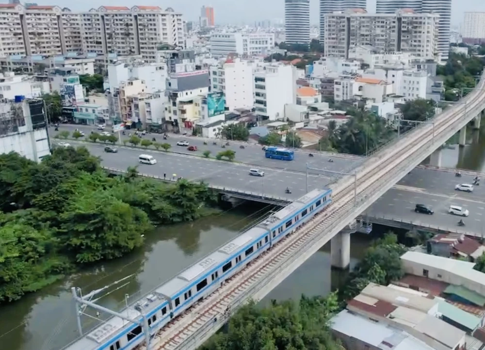 Đoàn tàu chạy thử hôm nay có 3 toa, dài 61,5 m, có thể chở 930 khách. Trong đó 147 khách ngồi và 783 khách đứng. Tốc độ tối đa theo thiết kế là 110 km/h (đoạn trên cao) và 80 km/h (đoạn hầm). Tuy nhiên, do vận hành thử nghiệm nên lượng hành khách hạn chế, chạy với tốc độ chậm.