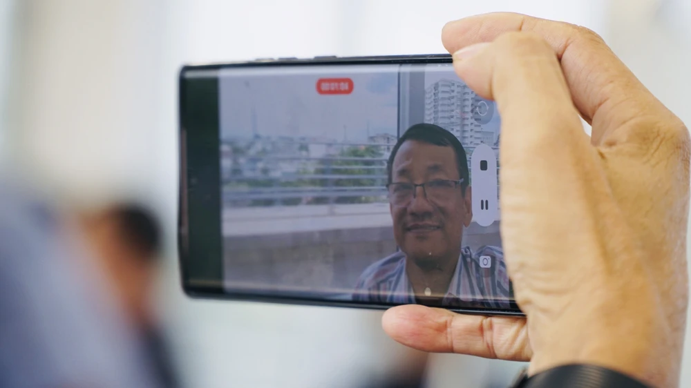 Du khách check in cùng tàu metro số 1.