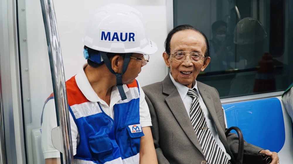 Ông Hà Ngọc Trường, Phó chủ tịch Hội Cầu đường cảng TP tham gia trải nghiệm tuyến metro số 1.