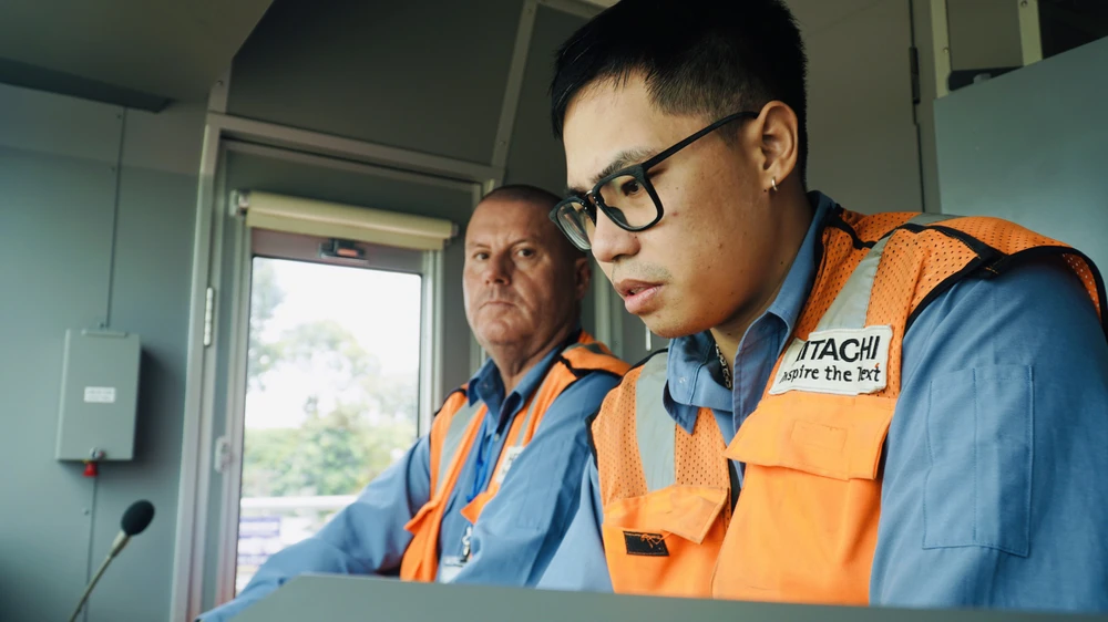 Nhân viên lái tàu tuyến metro số 1 điều khiển tàu trong buổi chạy thử toàn tuyến ngày 29-8.