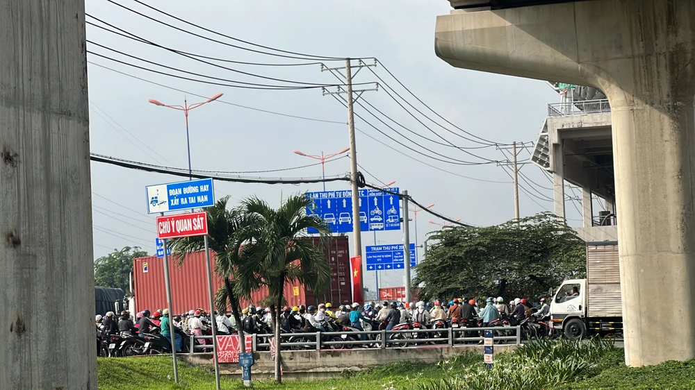 Tình trạng ùn ứ kéo dài tới ngã tư Thủ Đức. Tình trạng ùn ứ kéo dài tới ngã tư Thủ Đức.