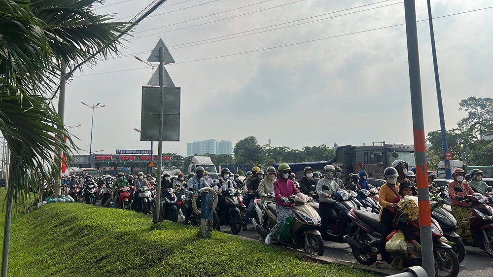 Anh Nguyễn Văn Hảo cho biết anh đã bị tắc lại khoảng 30 phút mà vẫn chưa thoát ra được. Anh Nguyễn Văn Hảo cho biết anh đã bị tắc lại khoảng 30 phút mà vẫn chưa thoát ra được.