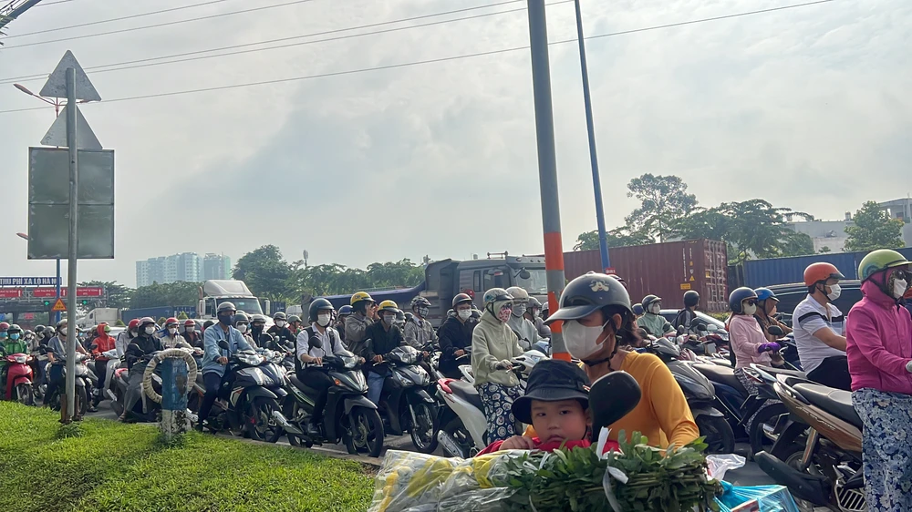 Khu vực ùn ứ tại trạm thu phí BOT Xa lộ Hà Nội Khu vực ùn ứ tại trạm thu phí BOT Xa lộ Hà Nội