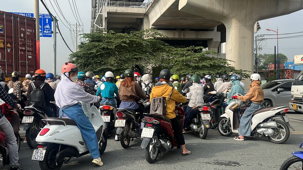 Xe máy, container đành phải chôn chân trên đường. Xe máy, container đành phải chôn chân trên đường.
