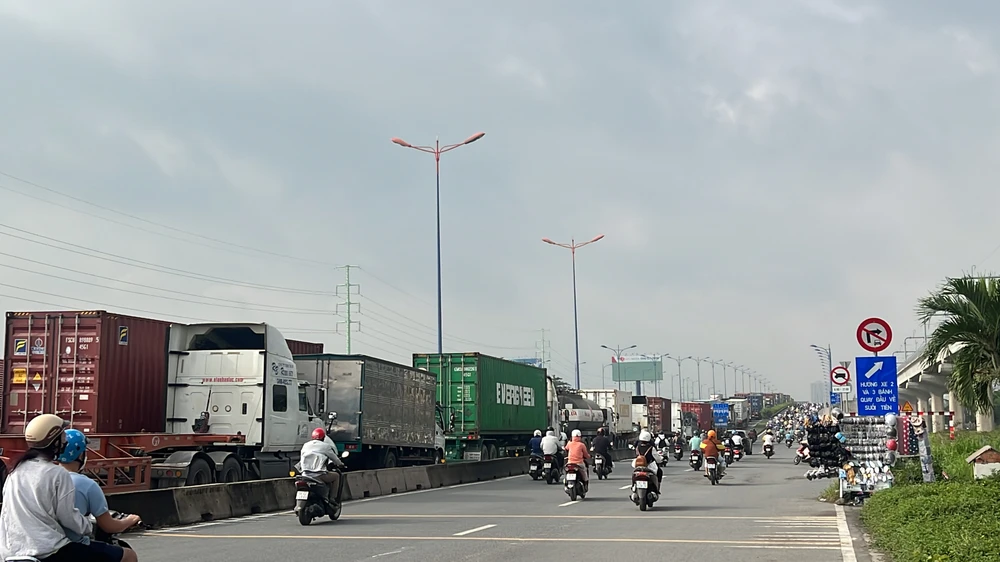 Container xếp hàng dài chờ di chuyển. Container xếp hàng dài chờ di chuyển.