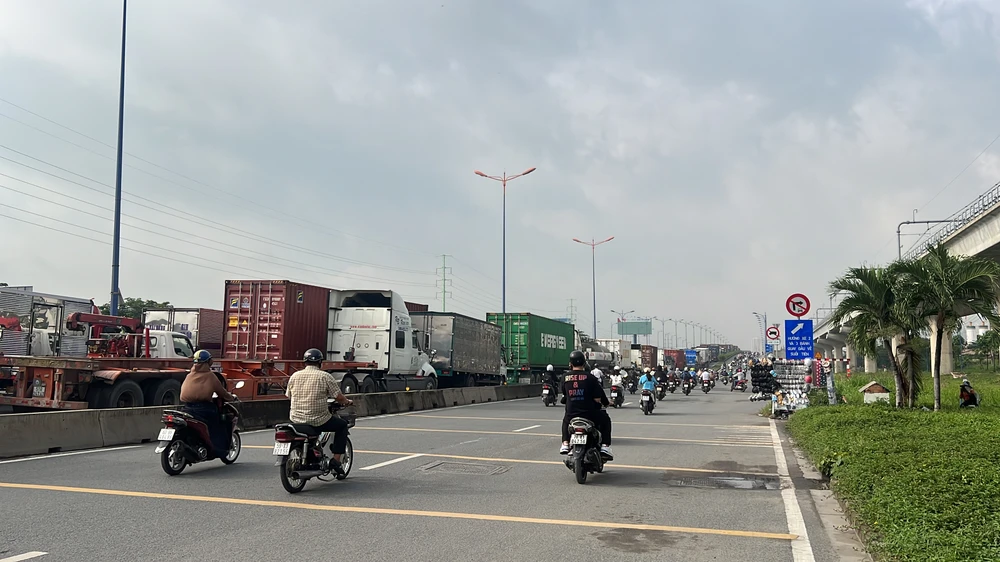 Container xếp hàng lên cầu Rạch Chiếc. Container xếp hàng lên cầu Rạch Chiếc.