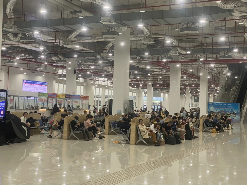 Ngay từ chiều 31-8, lượng khách qua Bến xe miền Đông mới đã đông đúc.