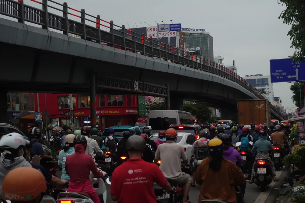 Khu vực đường vào sân bay Tân Sơn Nhất ùn ứ, các phương tiện di chuyển chậm.