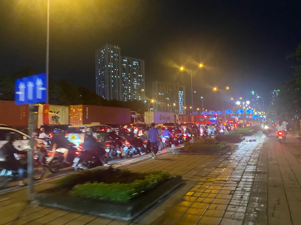 Khu vực đường Đồng Văn Cống, TP Thủ Đức đông đúc phương tiện đi lại.