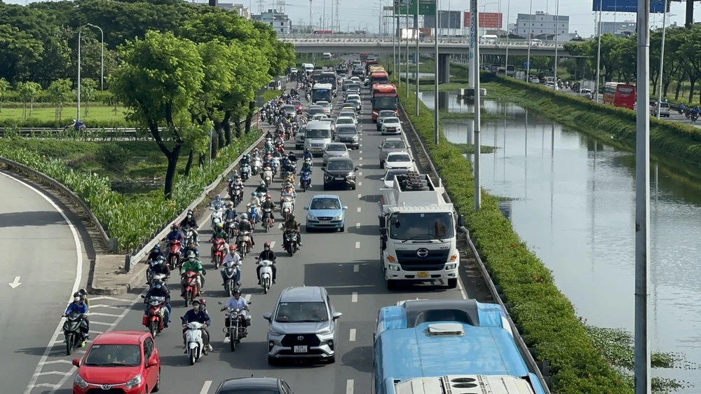Quốc lộ 1 đông đúc hành khách di chuyển, song không có tình trạng ùn ứ.