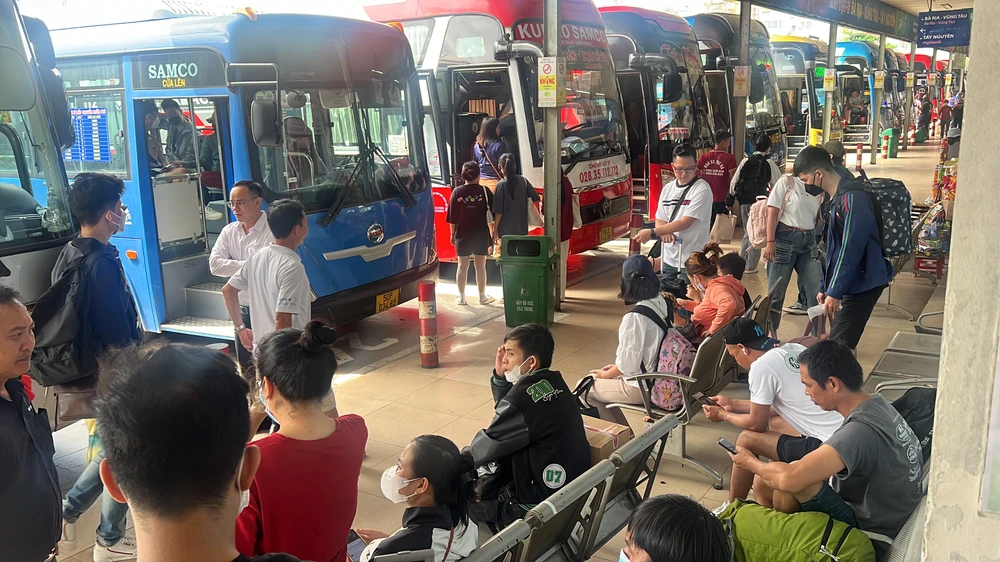 Khu vực hành khách chờ lên xe.