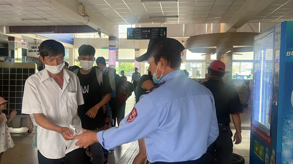 Hành khách chuẩn bị lên xe, rời TP trong đợt nghỉ lễ này.