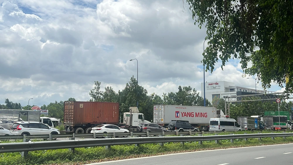 Tình trạng xe ô tô, container xếp hàng để di chuyển về khu vực nút giao An Phú.