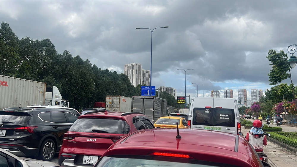 Đa phần các phương tiện đều rẽ vào cao tốc TP.HCM - Long Thành - Dầu Giây khiến cả tuyến đường bị ùn ứ.