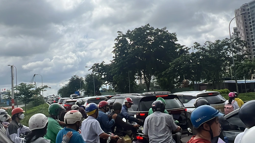 Đường nhánh rẽ vào cao tốc TP.HCM - Long Thành - Dầu Giây ùn ứ vào sáng ngày 1-9.