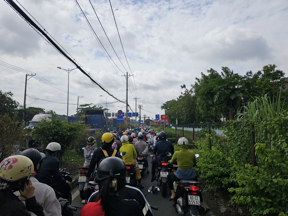 Khu vực phà Cát Lái (nối TP Thủ Đức - huyện Nhơn Trạch, tỉnh Đồng Nai) đông đúc, ùn ứ vào thời điểm 5-6 giờ sáng.