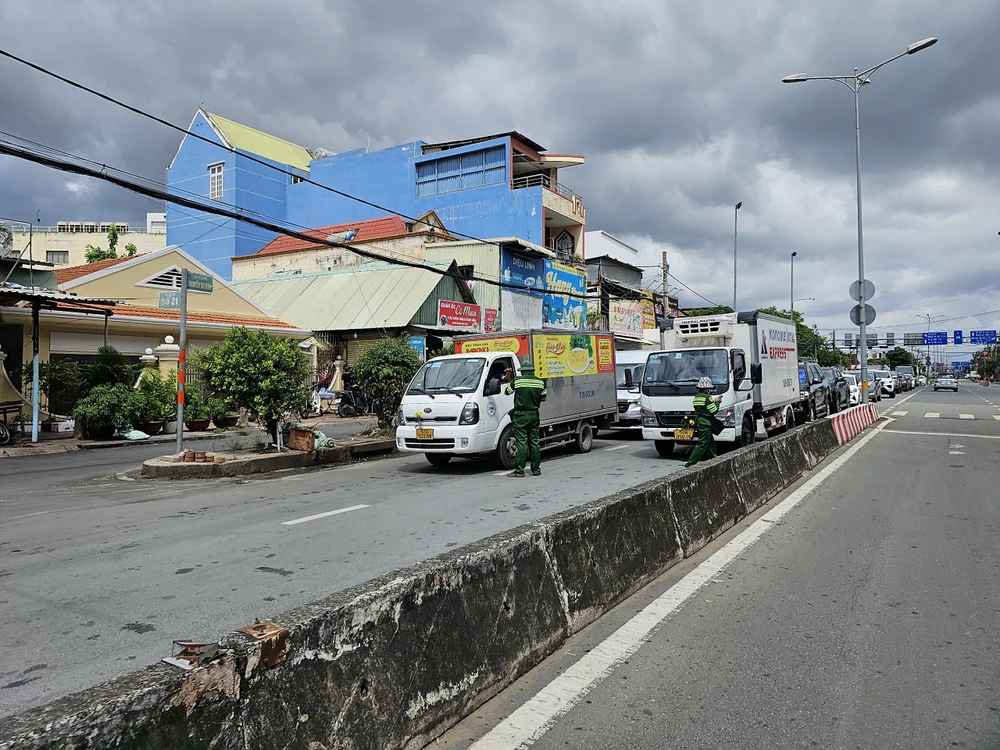 Nhân viên phà chủ động bán vé từ xe để giảm thời gian chờ đợi cho người dân.