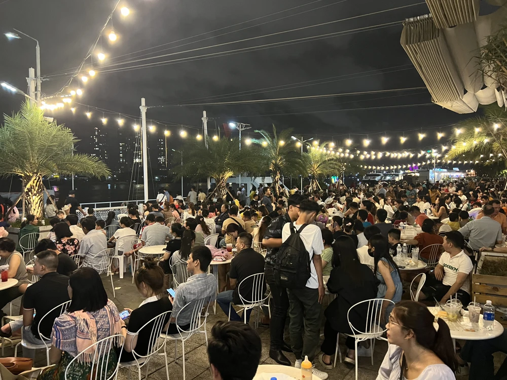 Người dân tập trung đông đúc tại bến Bạch Đằng.