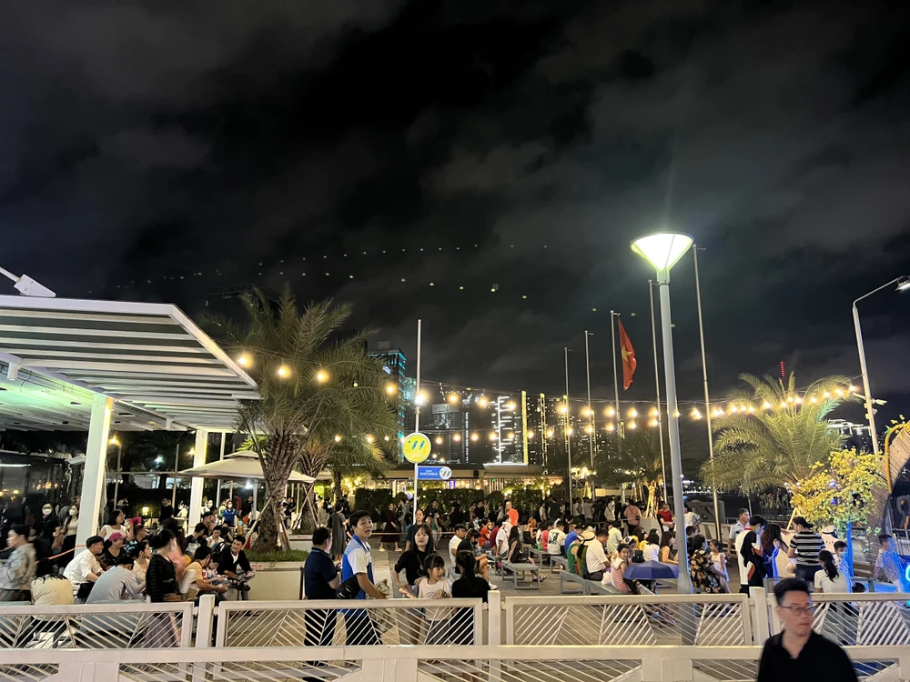 Buýt sông số 1 về đêm.