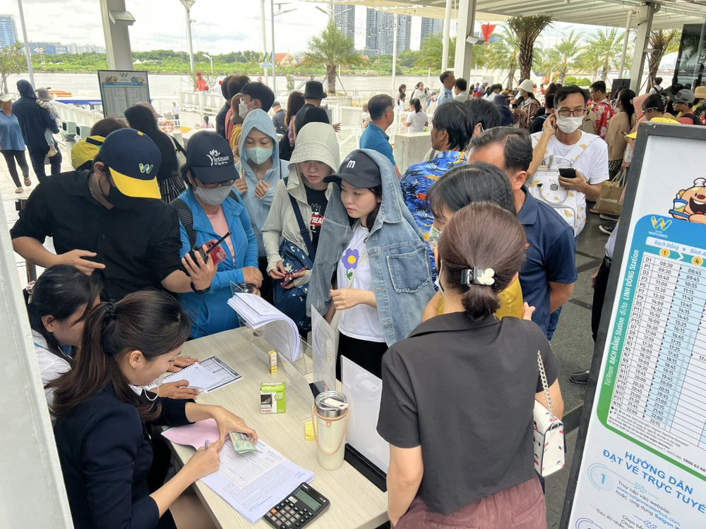 Công ty Thường Nhật cho biết lượng khách vui chơi trên bến Bạch Đằng tăng cao gấp nhiều lần so với khách đi buýt sông số 1.