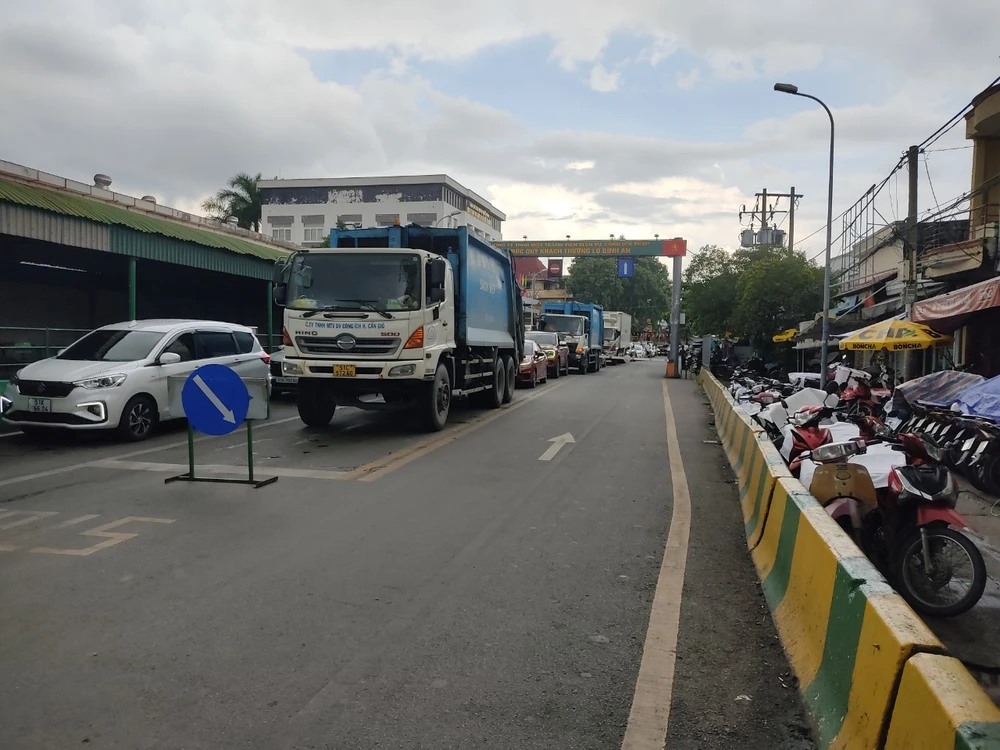 Các phương tiện xếp hàng lên phà Bình Khánh.