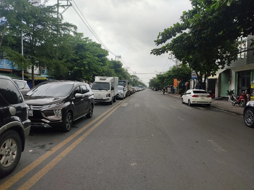 Người dân xếp hàng lên phà Bình Khánh, phía huyện Nhà Bè.