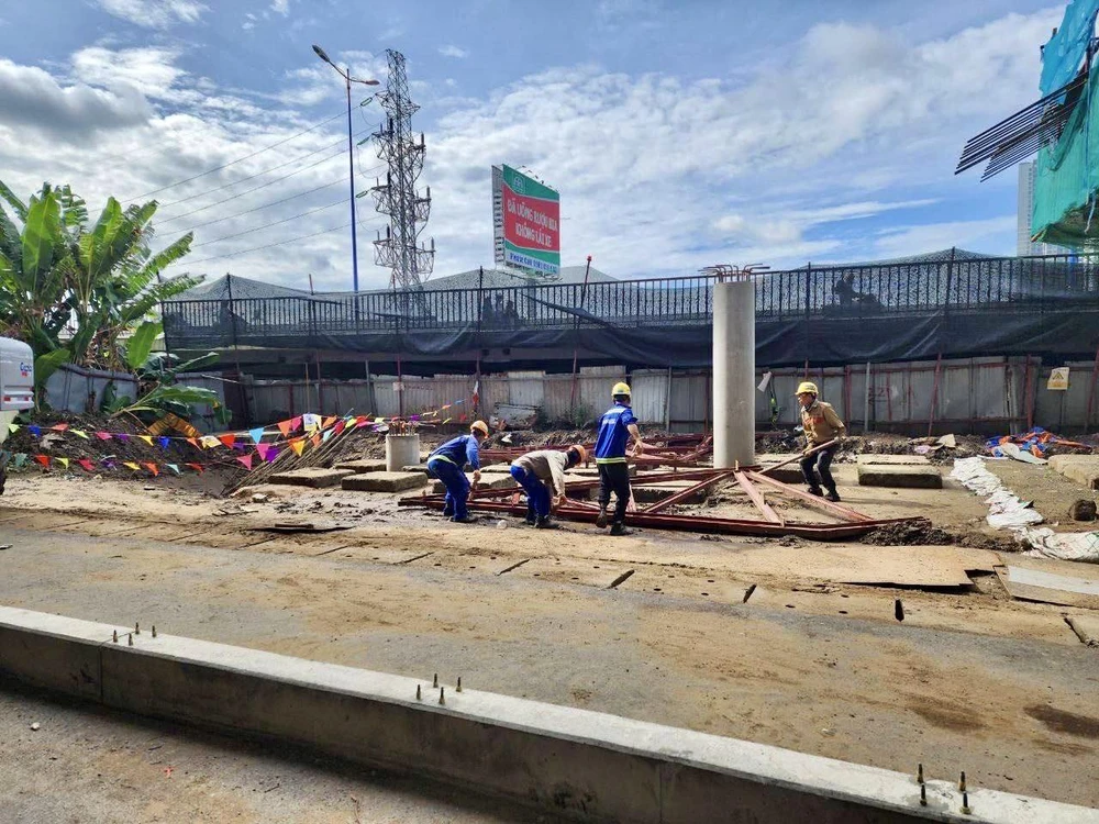 Dự kiến cầu bộ hành ga Công nghệ cao sẽ lao lắp dầm vào tháng 9 này.