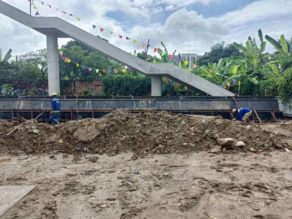 Các công việc liên quan đến tuyến metro số 1 đang được đẩy nhanh tiến độ. Ảnh: MAUR