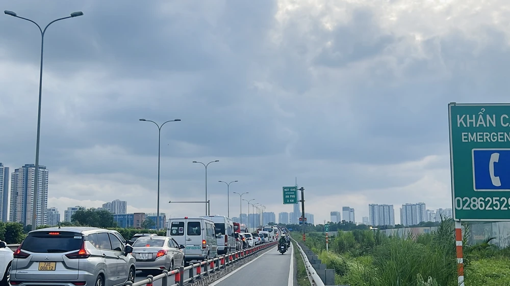 Tình trạng ùn ứ diễn ra từ khoảng 18 giờ, trước đó cao tốc khá thông thoáng.