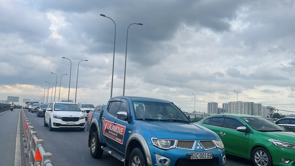 Khu vực đường Đỗ Xuân Hợp về nút giao An Phú bị ùn ứ, các phương tiện di chuyển chậm.