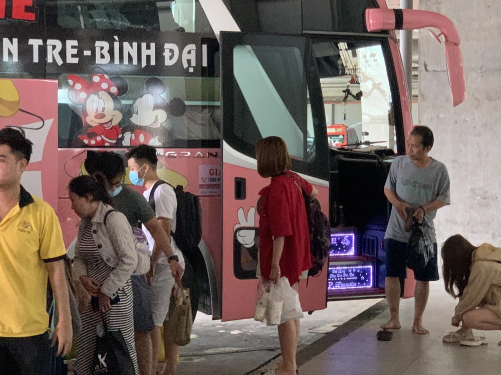 Hành khách xuống xe ở Bến xe Miền Đông mới.