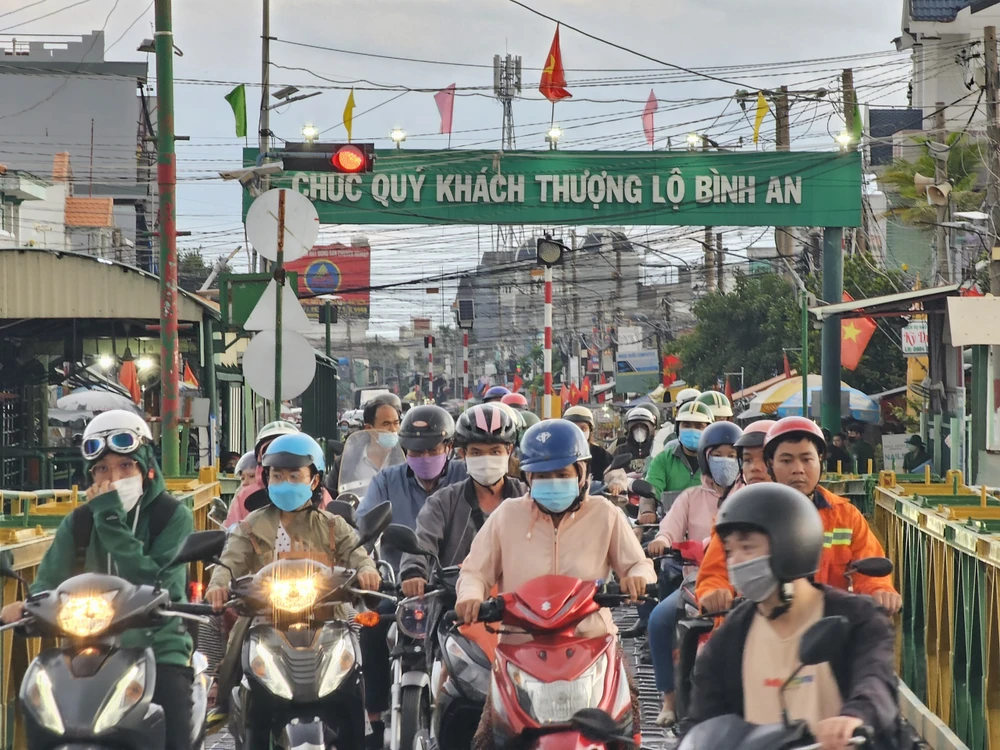 Người dân chủ yếu đi phương tiện cá nhân để di chuyển qua phà Cát Lái, về trung tâm TP.