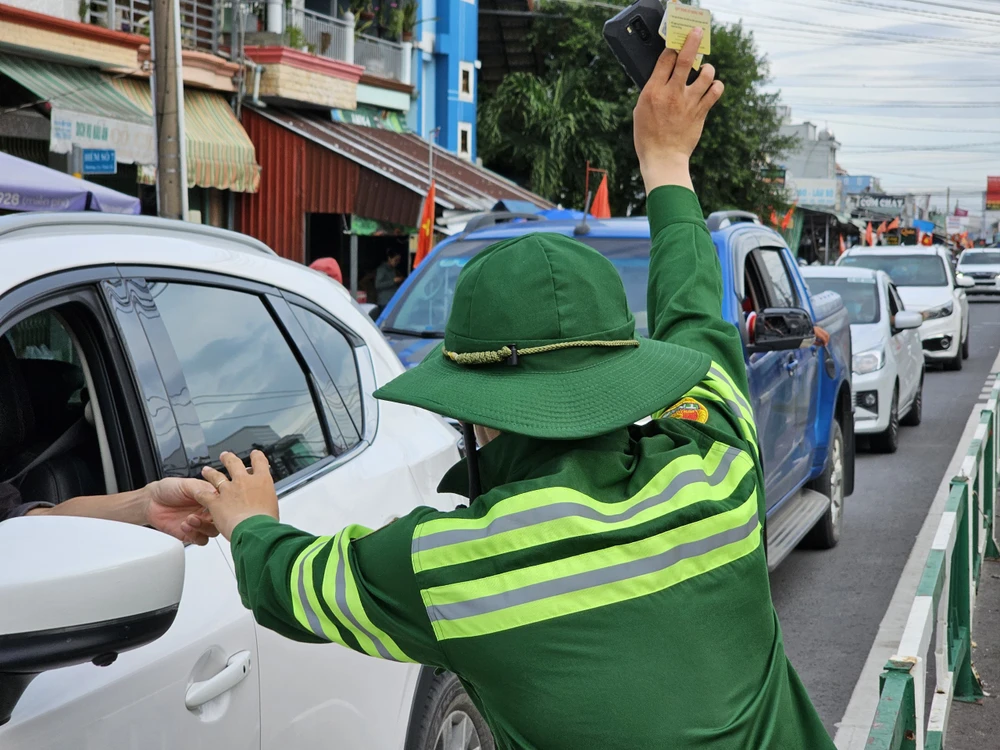Nhân viên phà chủ động bán vé lưu động, giảm sự chờ đợi cho hành khách.