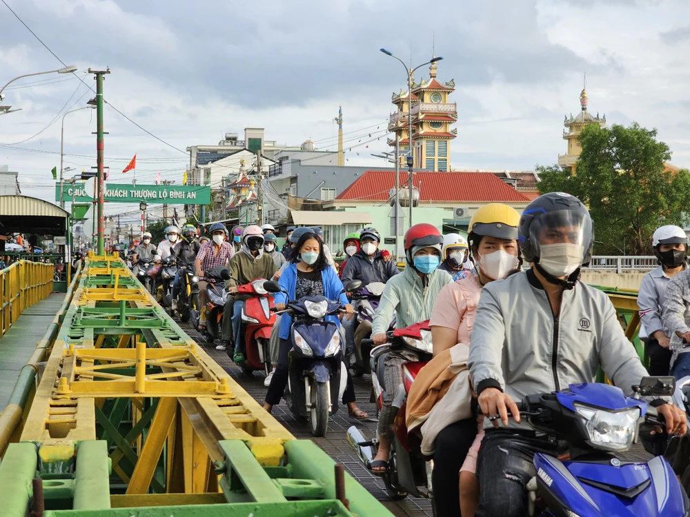 Dòng người trở về trung tâm TP sau chuỗi ngày nghỉ lễ.