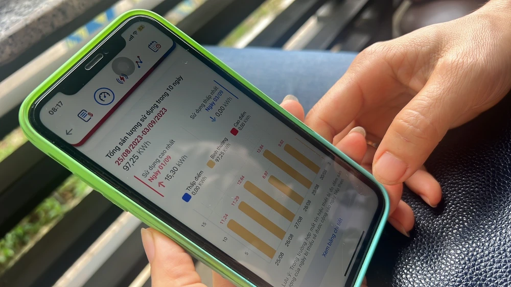 Khách hàng tải ứng dụng CSKH EVNHCMC để theo dõi lượng điện tiêu thụ hàng ngày và thông báo từ ngành điện. Ảnh: ĐT
