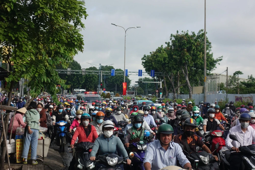 Đường Trường Chinh ùn ứ vào sáng ngày 5-9.