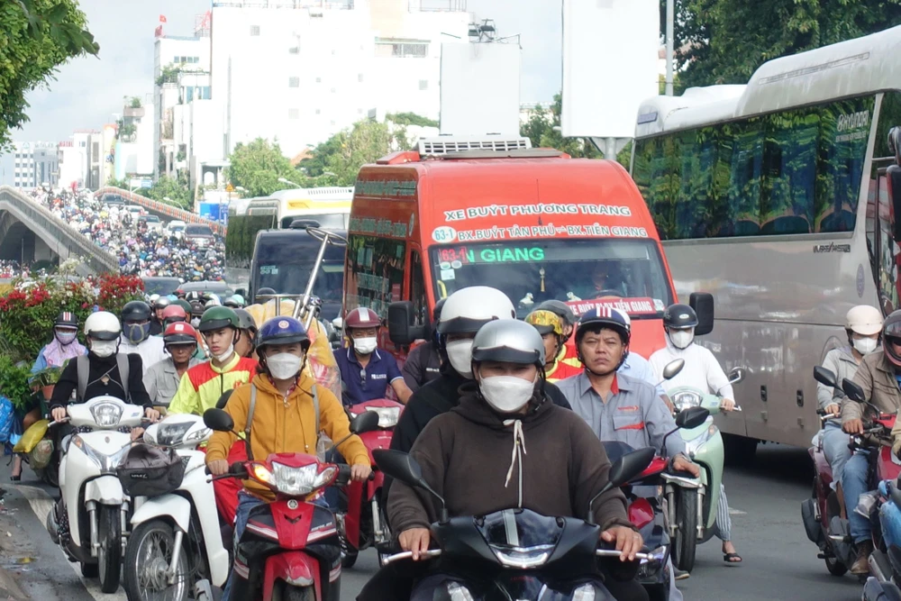 Giao thông ở nút giao Cộng Hòa - Trường Chinh ùn ứ.