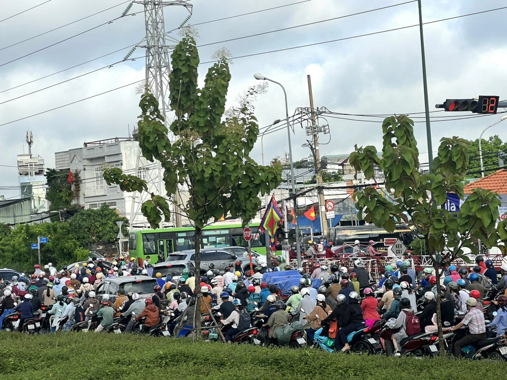 Giao lộ đường Phạm Văn Đồng - Hiệp Bình bị ùn ứ vào ngày khai giảng.