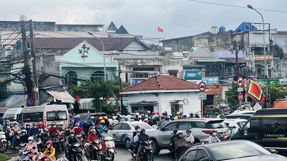 Khu vực trường học có mật độ di chuyển lớn, thường xuyên ùn ứ.