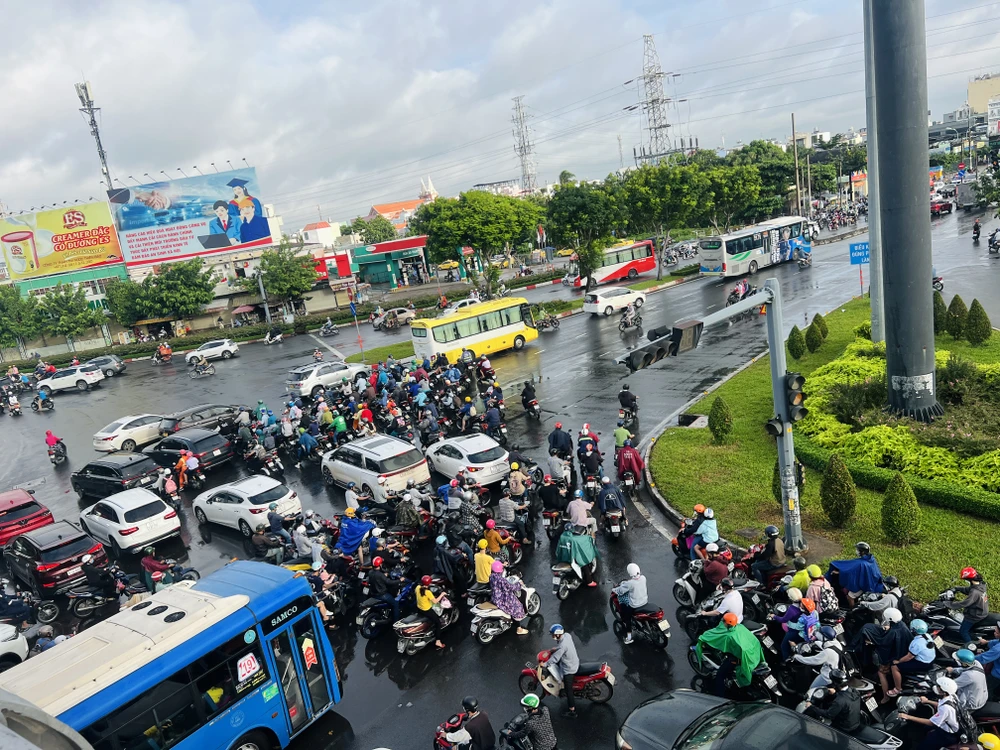 Xung đột giao thông giữa đường Phạm Văn Đồng - Quốc lộ 13.