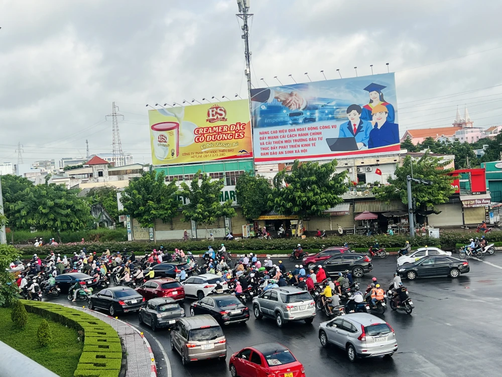 Từ ngày 5-9, học sinh bắt đầu đi học trở lại, nhiều tuyến đường đông đúc hơn.