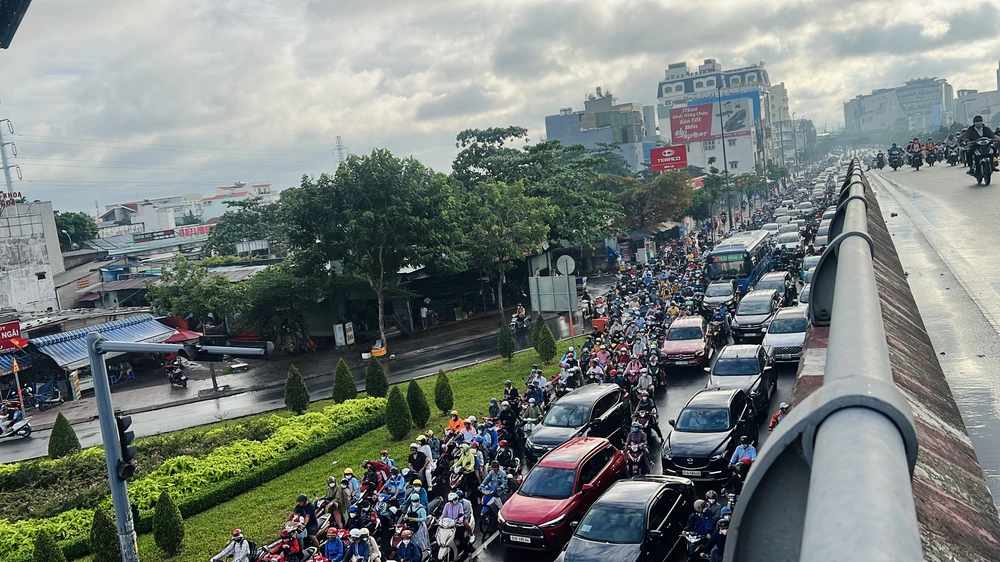 Đường Phạm Văn Đồng ùn ứ kéo dài sau chuỗi ngày nghỉ lễ.