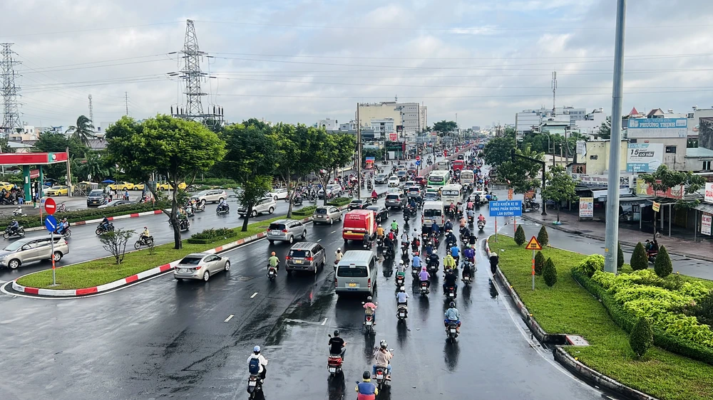 Quốc lộ 13 cũng có tình trạng phương tiện đông đúc.