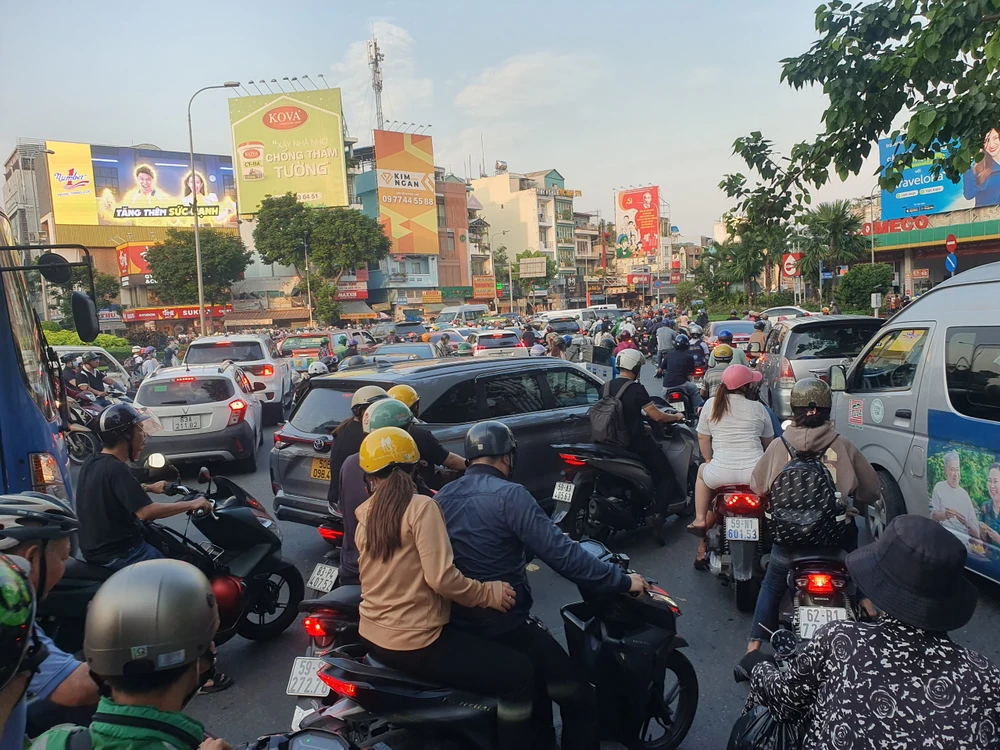 Khu vực vòng xoay Lý Thái Tổ luôn là điểm ùn ứ vào giờ cao điểm.