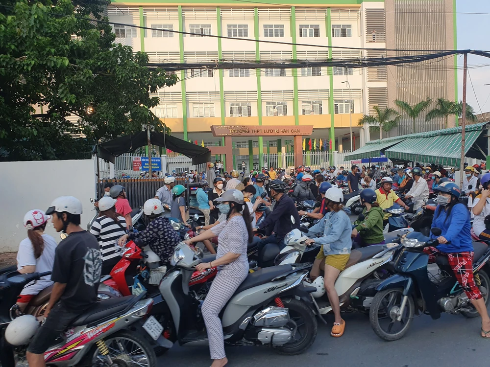 Khu vực trước trường Lương Văn Can, quận 8 ùn ứ kéo dài vào giờ tan tầm.