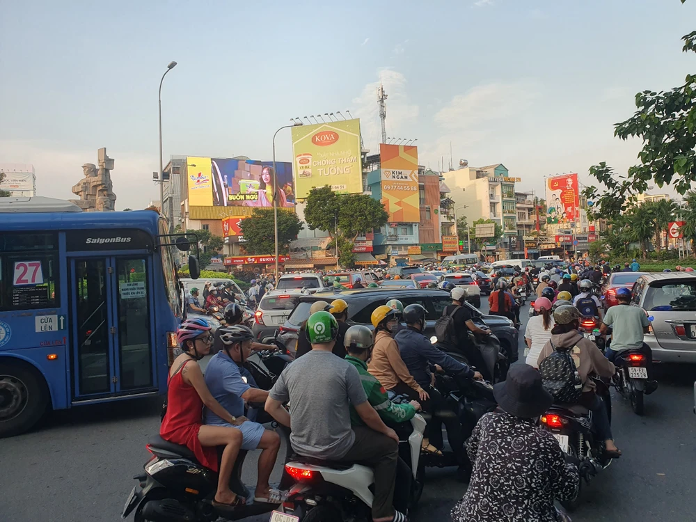 Vòng xoay Lý Thái Tổ ùn ứ, xung đột giao thông giữa các tuyến đường.