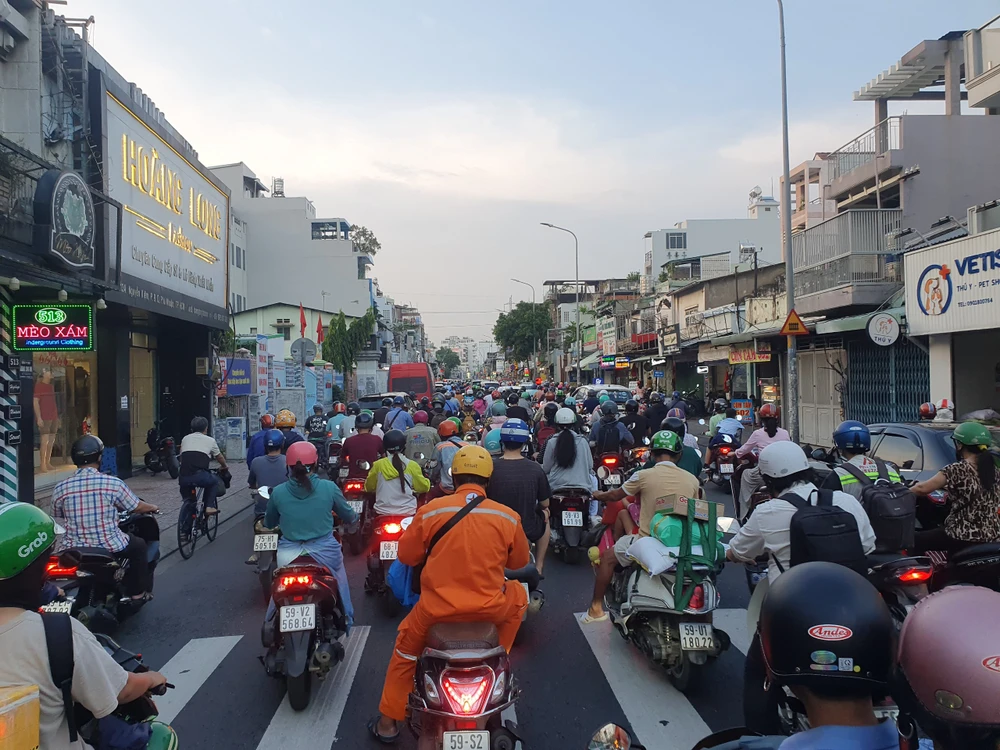 Đường Nguyễn Kiệm hướng về quận Gò Vấp ùn ứ nghiêm trọng.